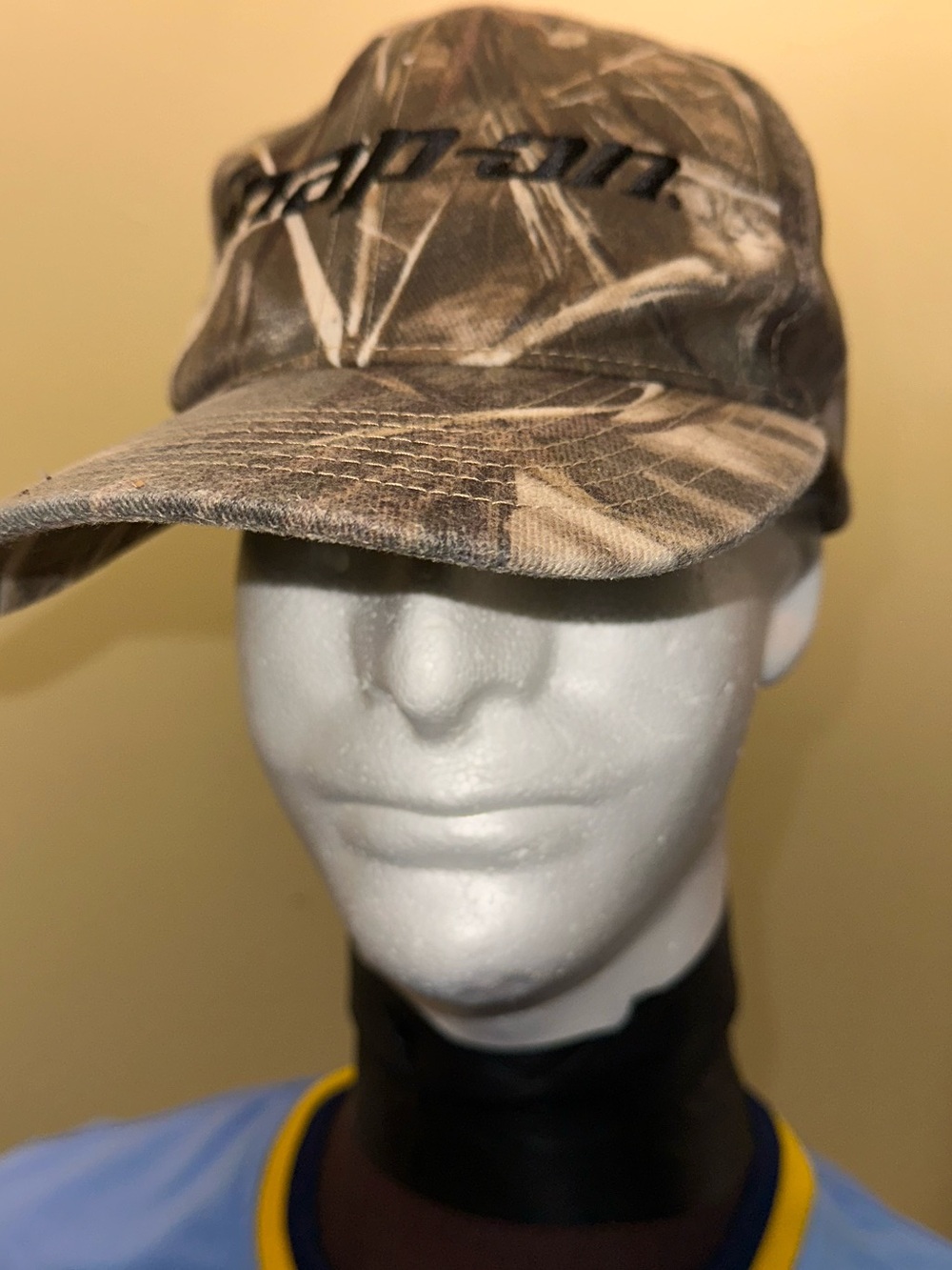 Snap on hunters camo truckers hat. Zero cosmetic damage. Unisex baseball hat.